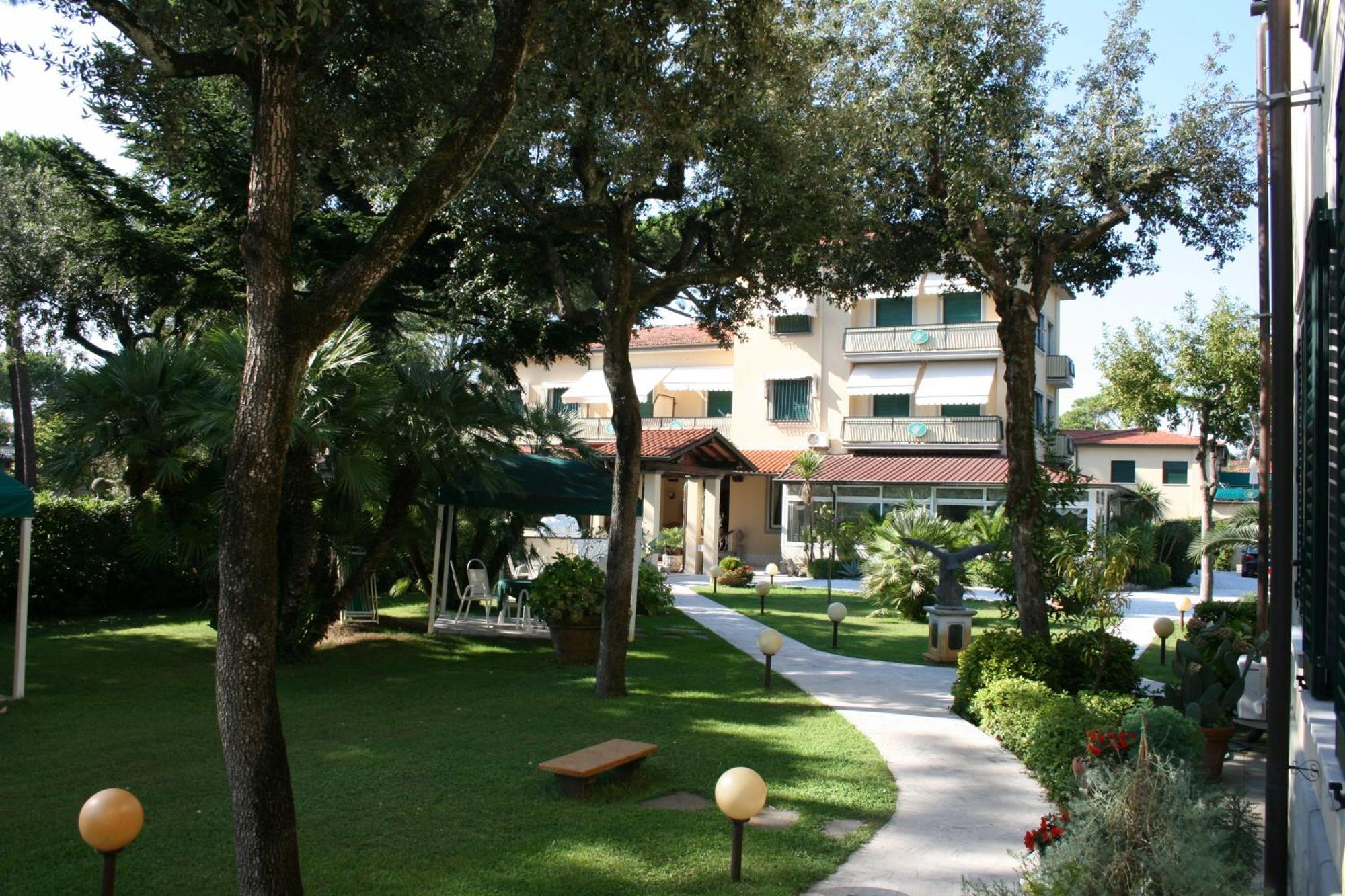 Hotel Verdemare Марина ди Пиетрасанта Екстериор снимка