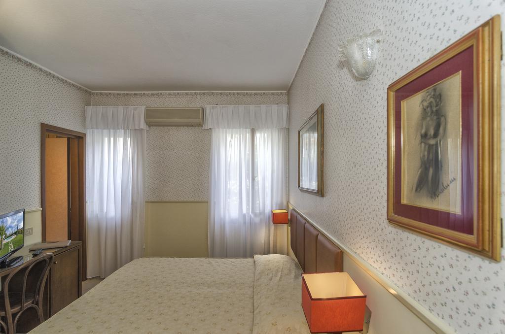 Hotel Verdemare Марина ди Пиетрасанта Стая снимка