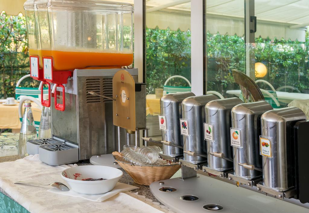 Hotel Verdemare Марина ди Пиетрасанта Екстериор снимка